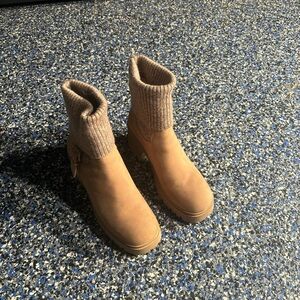 Blondo shoes 
Sizes-7
Perfect pair of brown boots